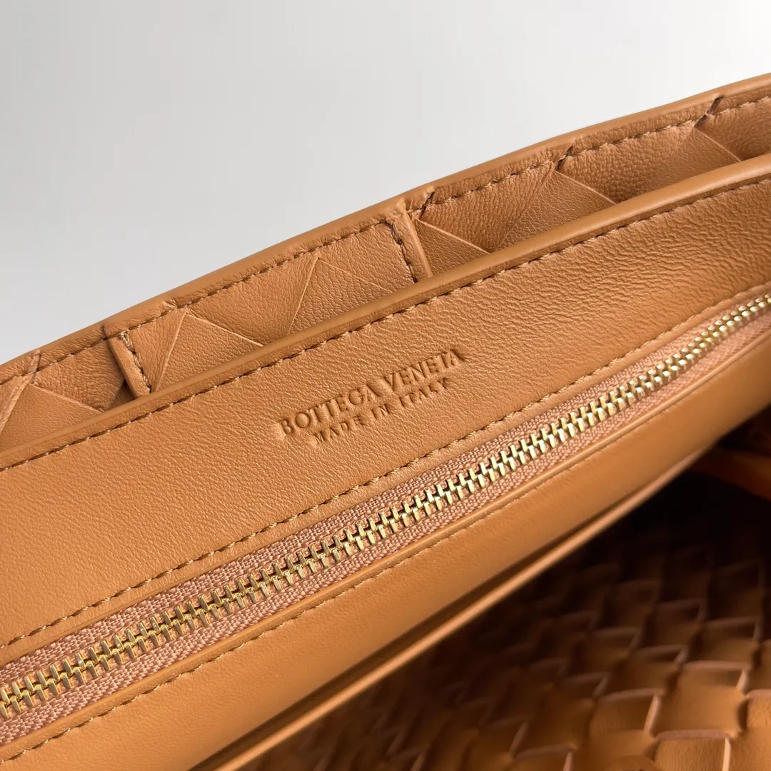The 2023 new Andiamo batch of 1860 BV has been shipped‼ ️Really popular🔥The new Andiamo woven handbag launched by Bottega Veneta this season is really popular all over the world! ! Celebrities at home and abroad have worn it, and Oscar-winning actress Michelle Yeoh has taken it out on the street. Song Jia, Trai Yara, Yu Feihong, Sanji Ayaka, Rosie Hunting-Whiteley, Yoshioka Riho, etc. have all picked up this bag. It is classic and versatile, showing off its temperament, and the bag capacity is also large, which is very convenient for daily commuting! ! A variety of carrying methods, the shoulder straps can be adjusted by yourself, the original lambskin feels soft and delicate, and the neutral style is made to break gender boundaries and bring a more practical and longer-lasting use experience. Andiamo, which has both elegant and casual styles, perfectly interprets the true appearance of "fashionable old money style". Style number: 743568 Size: 25*22*10.5cm
